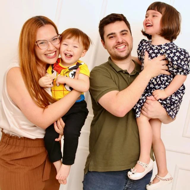 Família sorrindo em um retrato afetivo