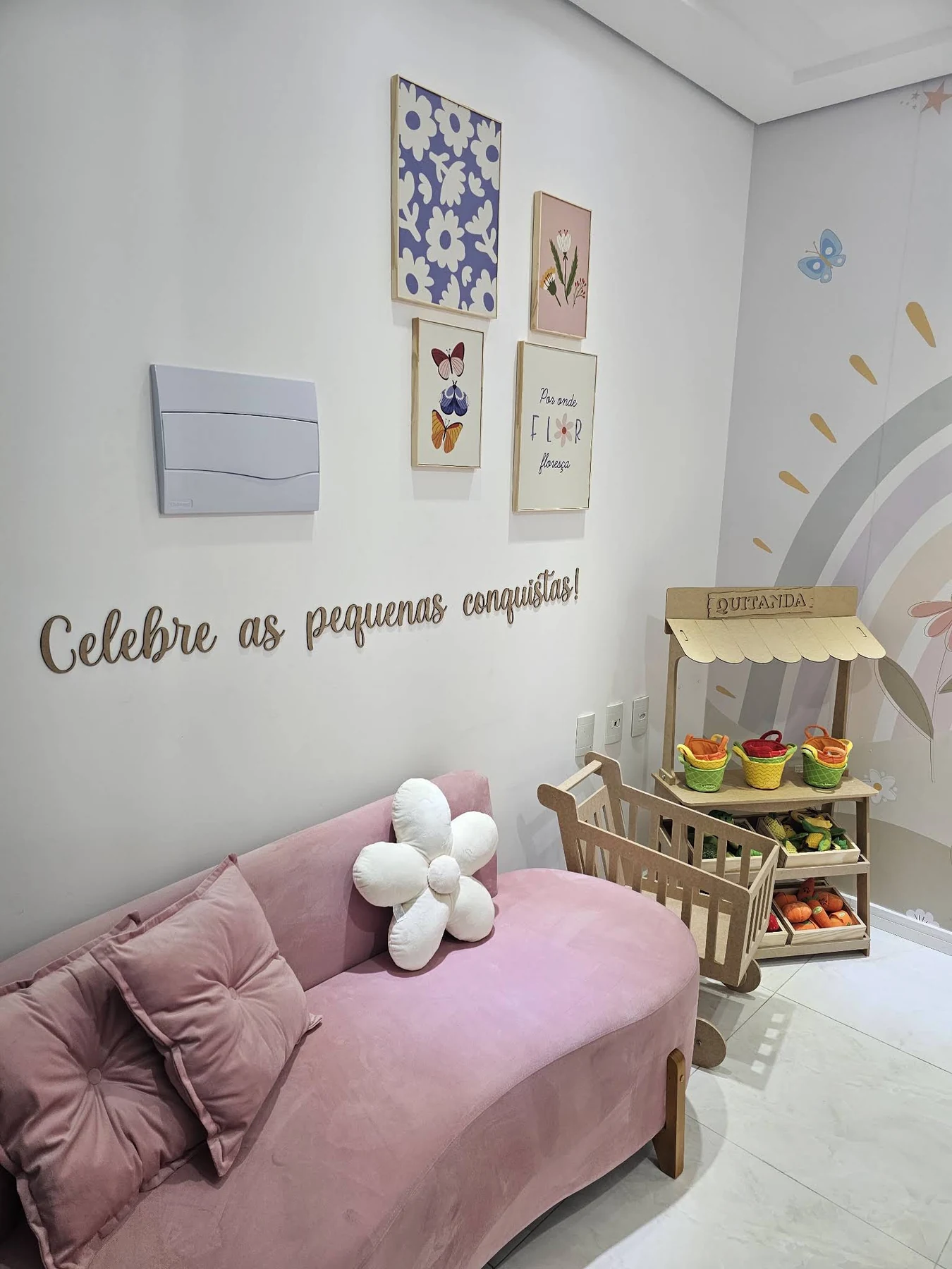 Sofá rosa e brinquedos no consultório da Dra. Ingrid