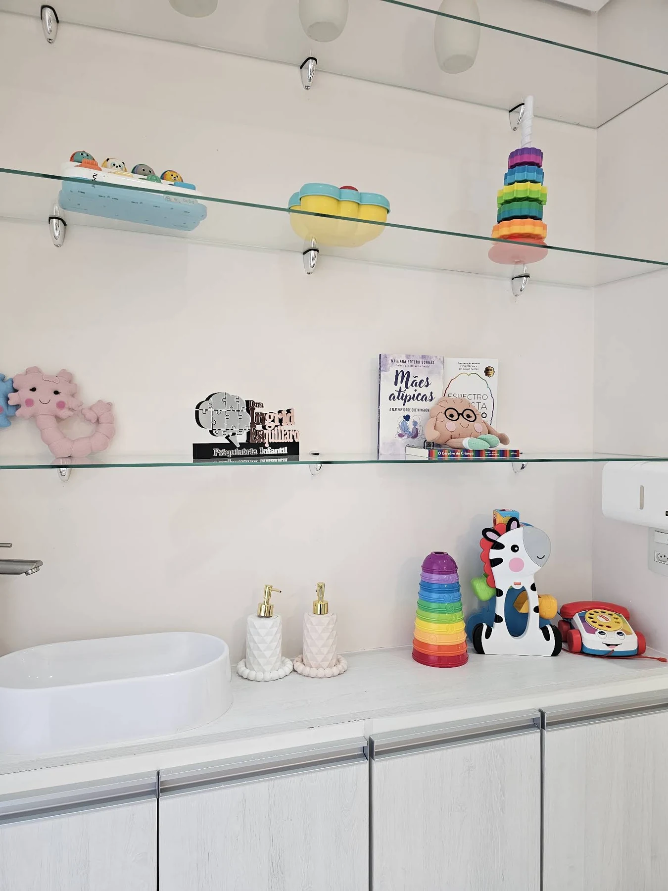 Prateleira com materiais infantis no consultório